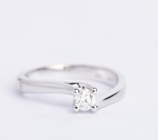 Anello solitario Davite&Delucchi in oro 18k con diamante: un gioiello di lusso per chi ama i gioielli diamanti. (Vista 2)