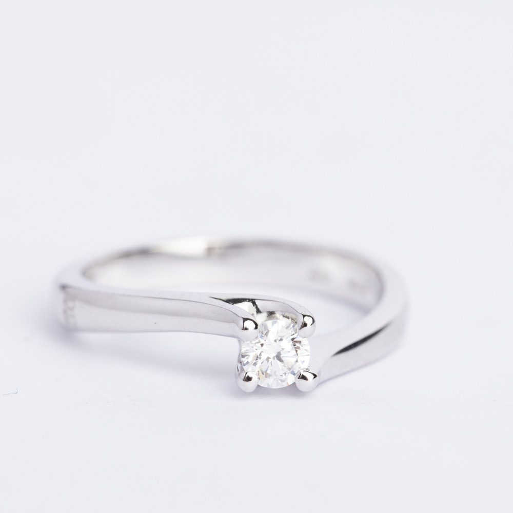 Anello solitario Davite&Delucchi in oro 18k con diamante: un gioiello di lusso per chi ama i gioielli diamanti. (Vista 2)