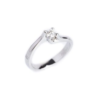 Anello solitario Davite&Delucchi in oro 18k con diamante: un gioiello di lusso per chi ama i gioielli diamanti.