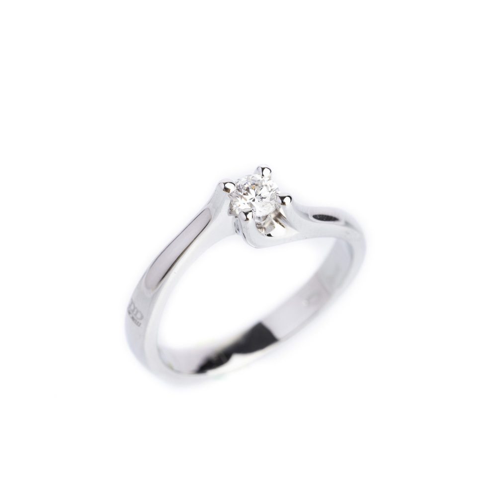 Anello solitario Davite&Delucchi in oro 18k con diamante: un gioiello di lusso per chi ama i gioielli diamanti.