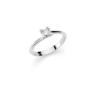 L'Anello Solitario Miluna Cuore, un gioiello di alta gioielleria con diamante brillante e oro 18k, perfetto come idea regalo preziosa.