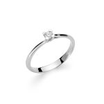 L'anello solitario Miluna con diamante brillante e oro bianco 18kt: un gioiello di diamanti prezioso, perfetto per celebrare un momento speciale.