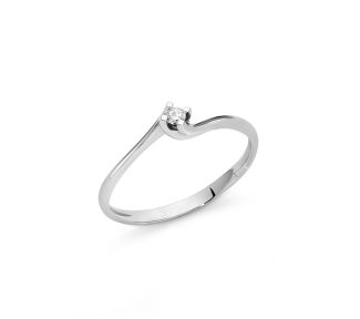 Anello Solitario Miluna in oro bianco e diamanti: un gioiello di lusso per celebrare momenti speciali. Scopri la collezione di gioielli diamanti.