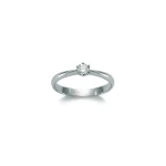 L'Anello Solitario Miluna, un capolavoro di alta gioielleria con diamanti preziosi, perfetto per un'idea regalo indimenticabile.