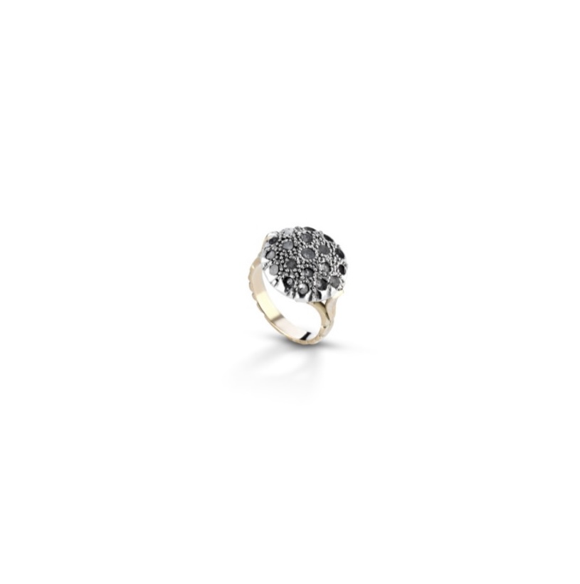 Splendido anello in oro e diamanti in stile antico di Clesi Gioielli, un gioiello di lusso perfetto per un'idea regalo preziosa.