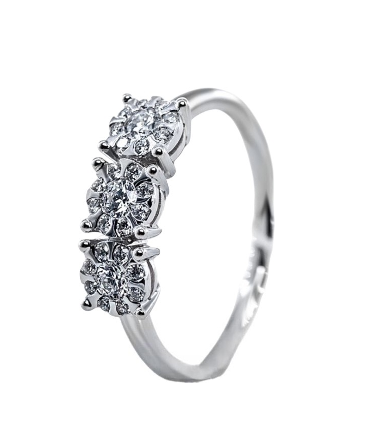 Splendido Anello Trilogy Davite&Delucchi da donna in oro bianco 750 con diamanti, un gioiello di lusso perfetto per celebrare momenti speciali. Scopri la bellezza dei gioielli diamanti.
