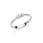 L'Anello Trilogy Miluna con diamanti in oro bianco 18kt: un gioiello di diamanti preziosi per celebrare momenti speciali.