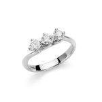L'anello Trilogy Miluna in oro bianco e diamanti brillanti, un gioiello di lusso che incarna l'eleganza senza tempo. Un'idea regalo preziosa per celebrare momenti speciali, con diamanti preziosi che catturano la luce.