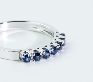 Anello Veretta Zaffiro in Oro di Clesi Gioielli: un gioiello di lusso per celebrare momenti speciali. (Vista 2)