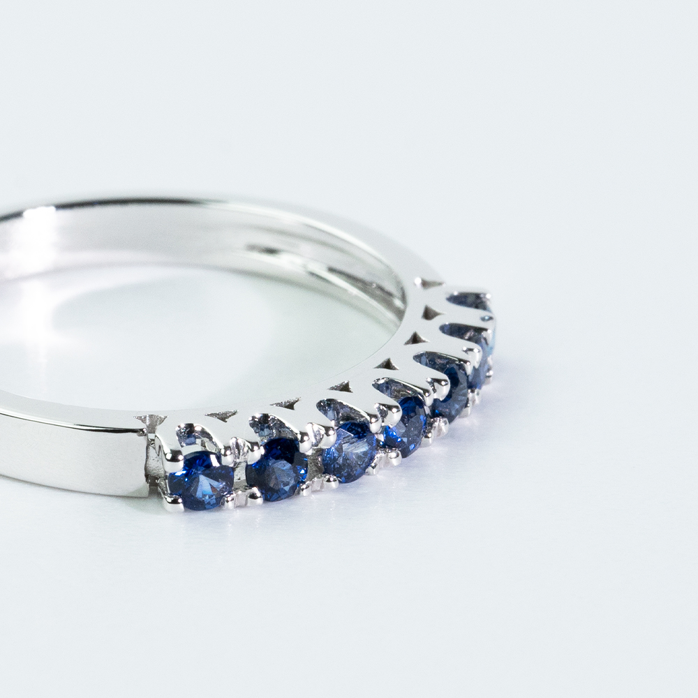 Anello Veretta Zaffiro in Oro di Clesi Gioielli: un gioiello di lusso per celebrare momenti speciali. (Vista 2)