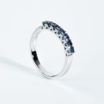 Anello Veretta Zaffiro in Oro di Clesi Gioielli: un gioiello di lusso per celebrare momenti speciali.