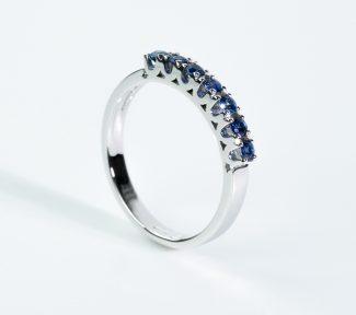 Anello Veretta Zaffiro in Oro di Clesi Gioielli: un gioiello di lusso per celebrare momenti speciali.