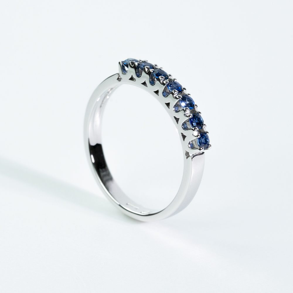 Anello Veretta Zaffiro in Oro di Clesi Gioielli: un gioiello di lusso per celebrare momenti speciali.