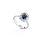 L'Anello Zaffiro Clesi in Oro 750 con Diamanti, un capolavoro di alta gioielleria, perfetto per chi cerca gioielli diamanti.