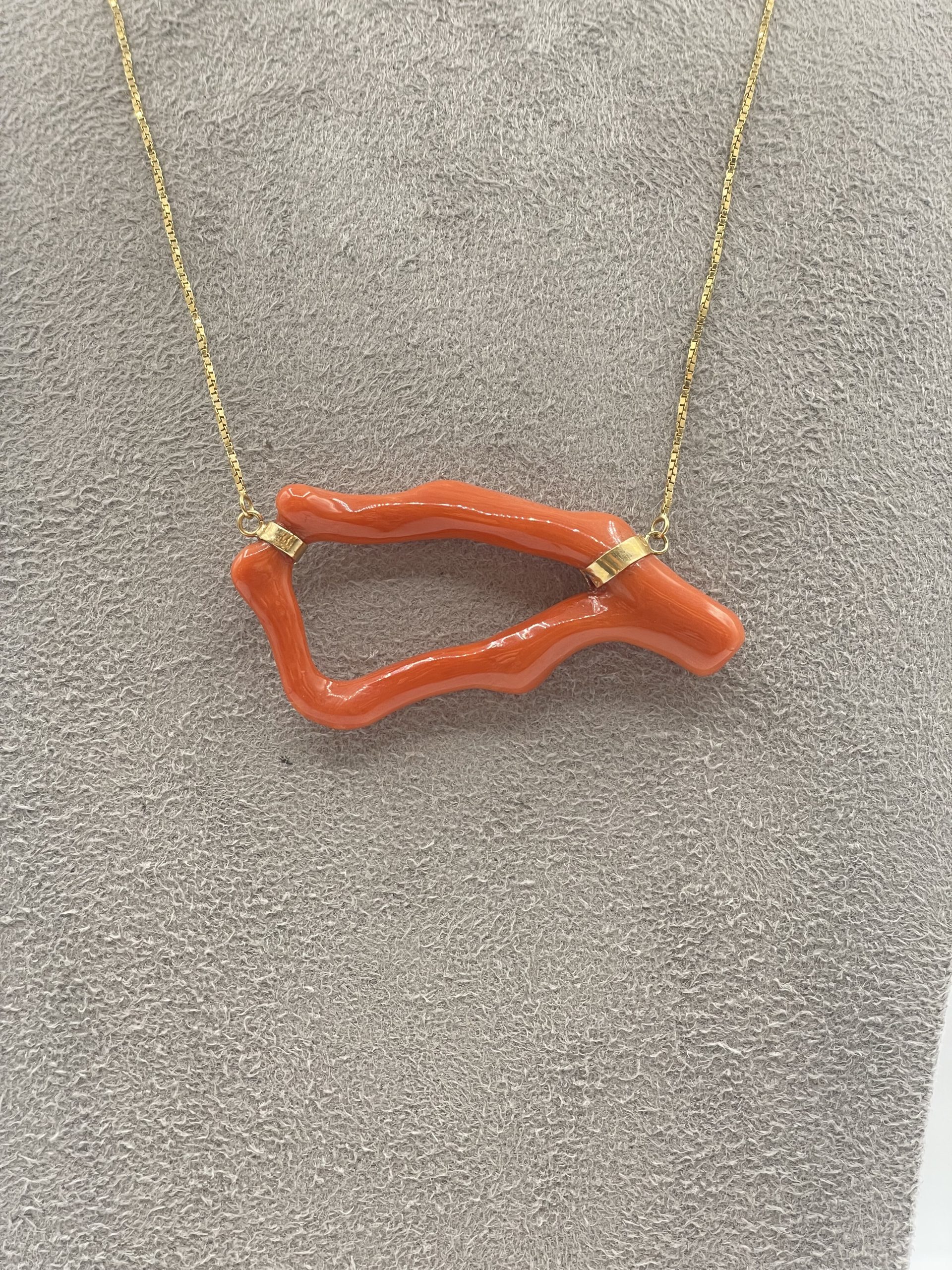 Collana 1 Filo In Corallo Sciacca Con Creola, un gioiello made in italy di Patricia Oro Creations, perfetto per un'idea regalo preziosa. (Vista 2)