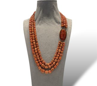 Splendida Collana a 3 fili in Corallo Sciacca e Ambra, un gioiello made in italy di Patricia Oro Creations, perfetto per un'occasione speciale.