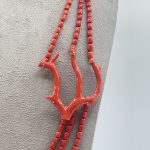 Splendida Collana in Corallo con Ramo, un gioiello made in italy di Patricia Oro Creations, perfetto per un'idea regalo preziosa. (Vista 2)