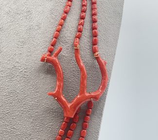 Splendida Collana in Corallo con Ramo, un gioiello made in italy di Patricia Oro Creations, perfetto per un'idea regalo preziosa. (Vista 2)