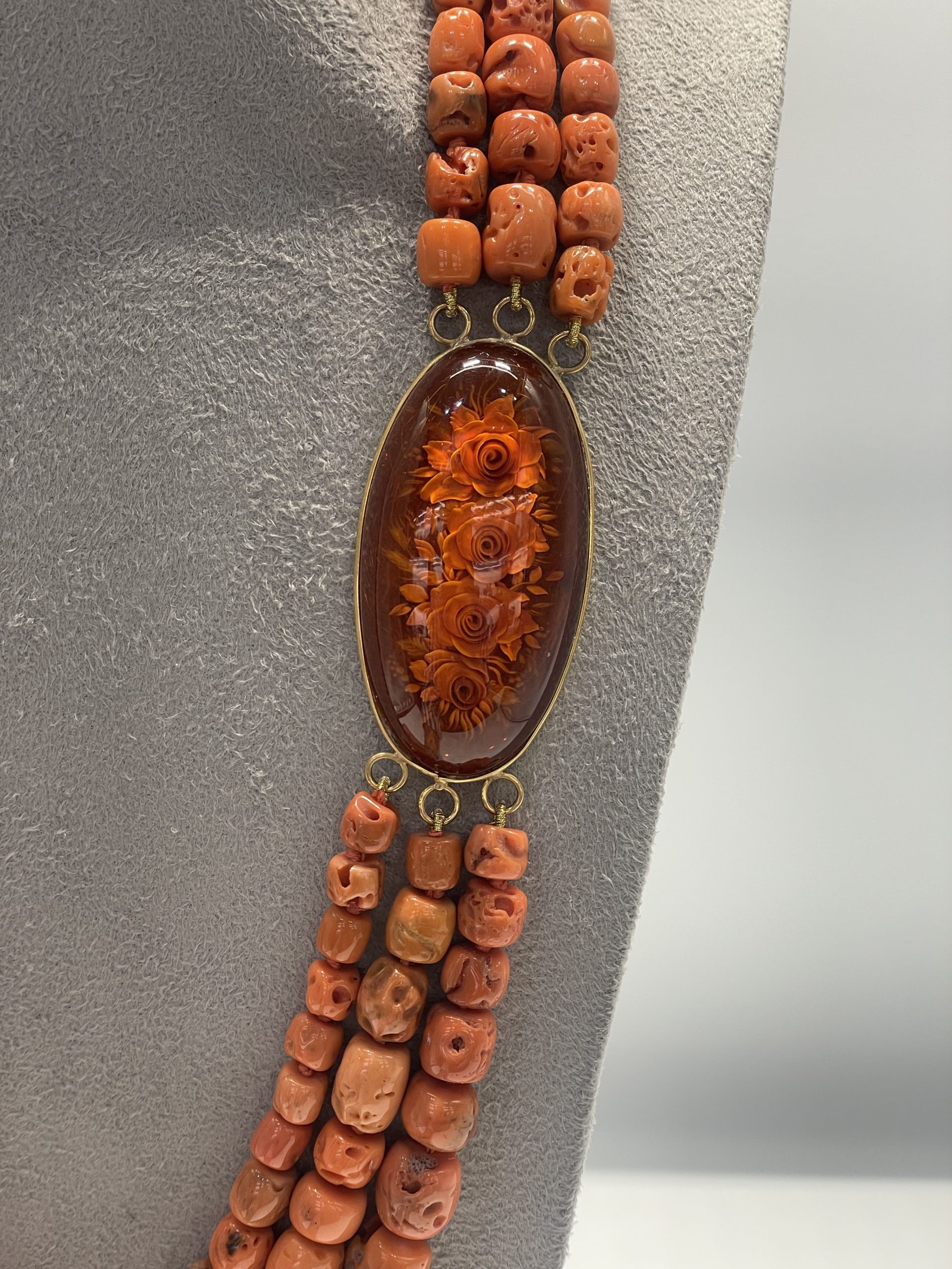 Splendida Collana a 3 fili in Corallo Sciacca e Ambra, un gioiello made in italy di Patricia Oro Creations, perfetto per un'occasione speciale. (Vista 2)