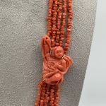 Collana da donna con Corallo Sciacca: una scultura di Patricia Oro Creations, un esempio di gioielli made in italy e alta gioielleria. (Vista 2)