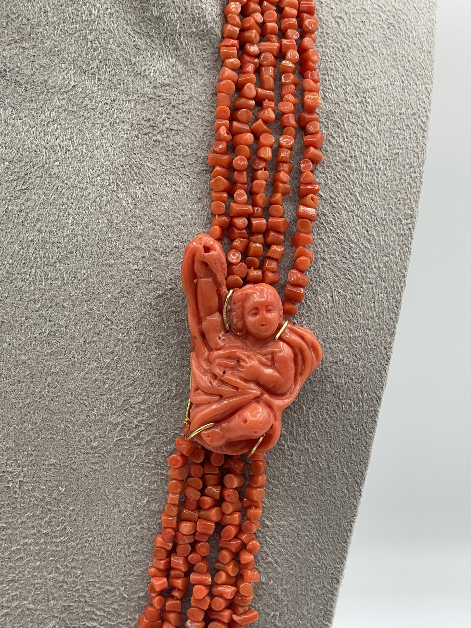 Collana da donna con Corallo Sciacca: una scultura di Patricia Oro Creations, un esempio di gioielli made in italy e alta gioielleria. (Vista 2)