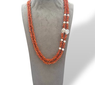 Splendida collana in corallo con perle barocche, un capolavoro di gioielli made in italy, perfetto per un'occasione speciale.