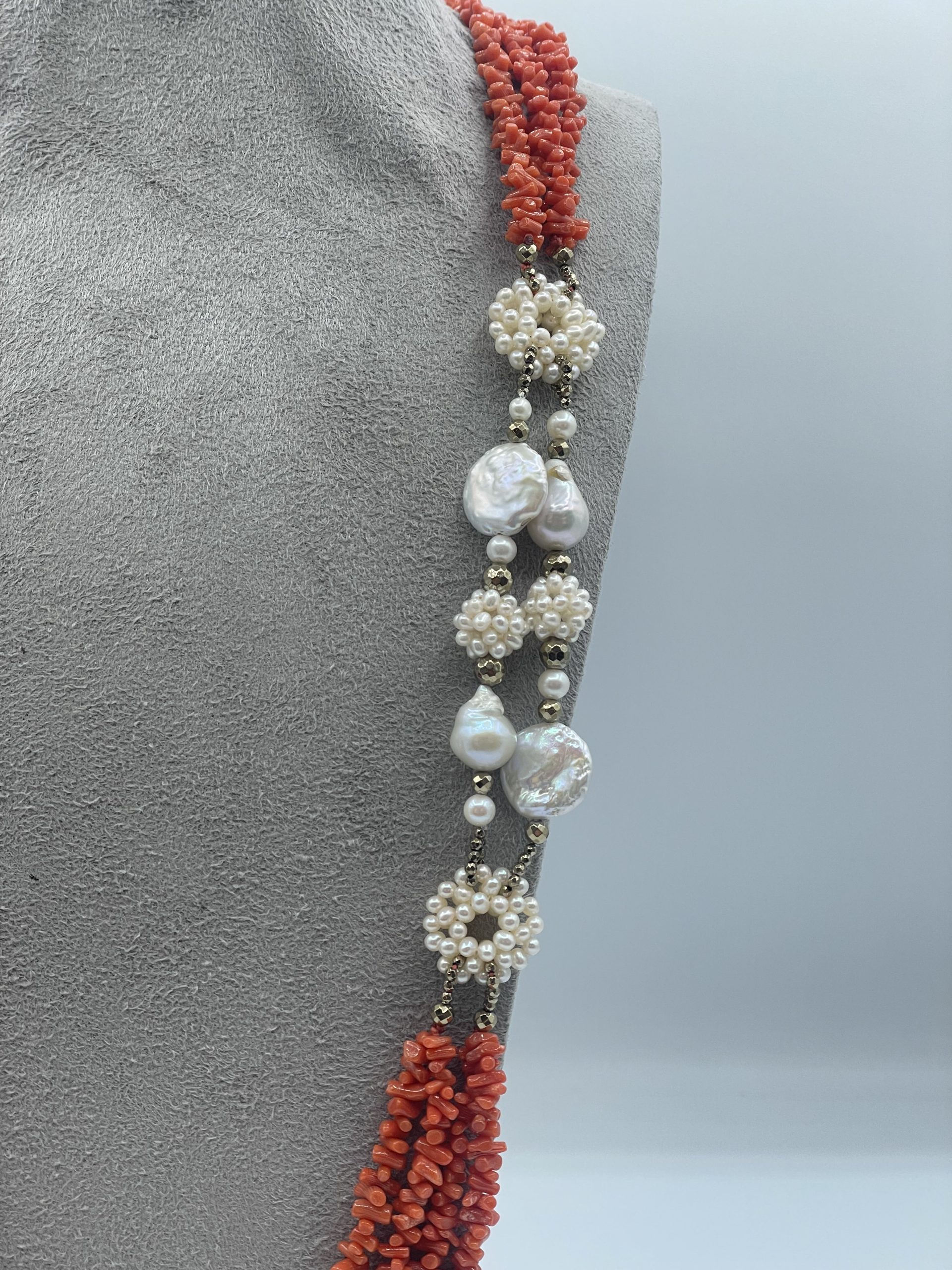 Splendida collana da donna Corallo Sciacca con perle, un gioiello made in italy di Patricia Oro Creations, perfetto per un'idea regalo preziosa. (Vista 2)
