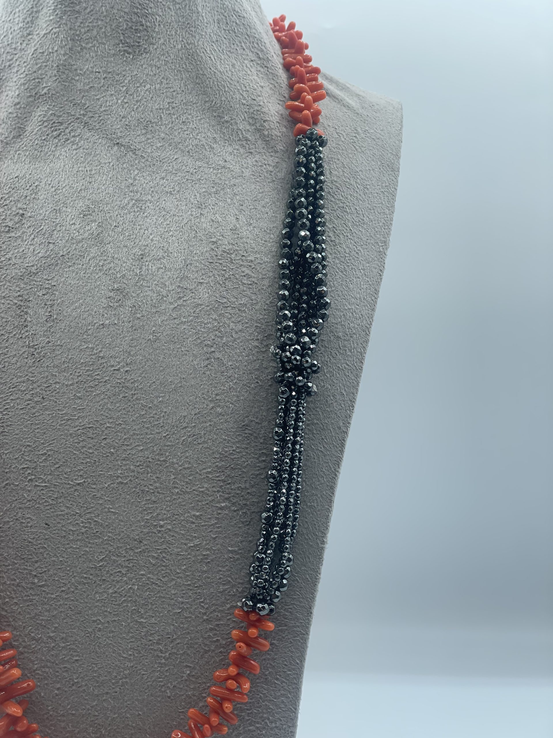 Splendida collana Corallo Sciacca con Ematite Silver, un gioiello made in italy di Patricia Oro Creations, perfetto per un'eleganza senza tempo. (Vista 2)