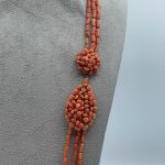 Splendida collana da donna in corallo firmata Patricia Oro Creations, un gioiello made in italy di alta gioielleria. (Vista 2)
