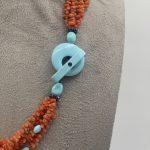 Splendida collana da donna in corallo Sciacca e turchese, un gioiello made in italy di Patricia Oro Creations, perfetto per un'idea regalo preziosa. (Vista 2)