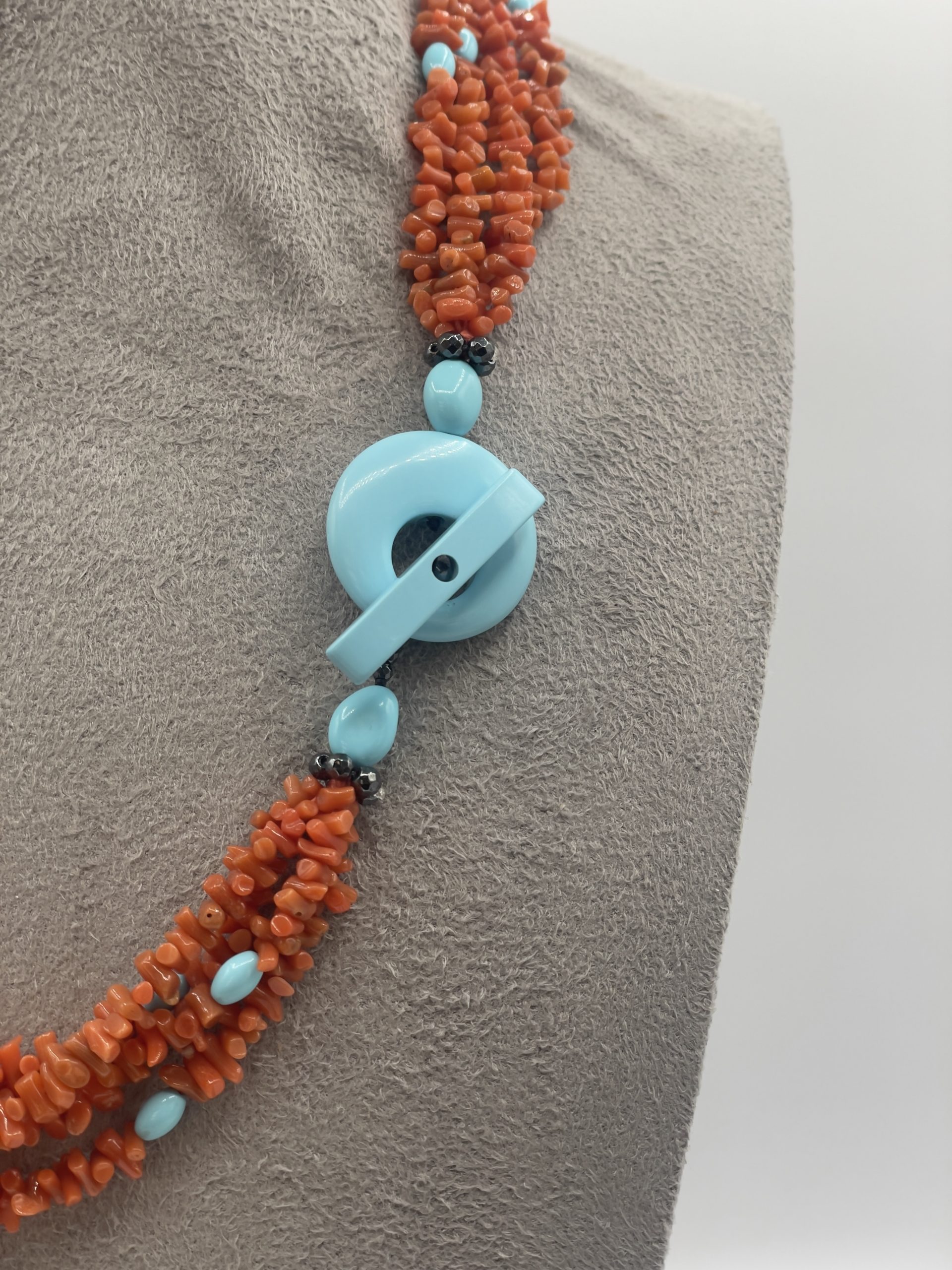 Collana Corallo Sciacca con Pasta di Turchese Splendida collana da donna in corallo Sciacca e turchese, un gioiello made in italy di Patricia Oro Creations, perfetto per un'idea regalo preziosa. (Vista 2)