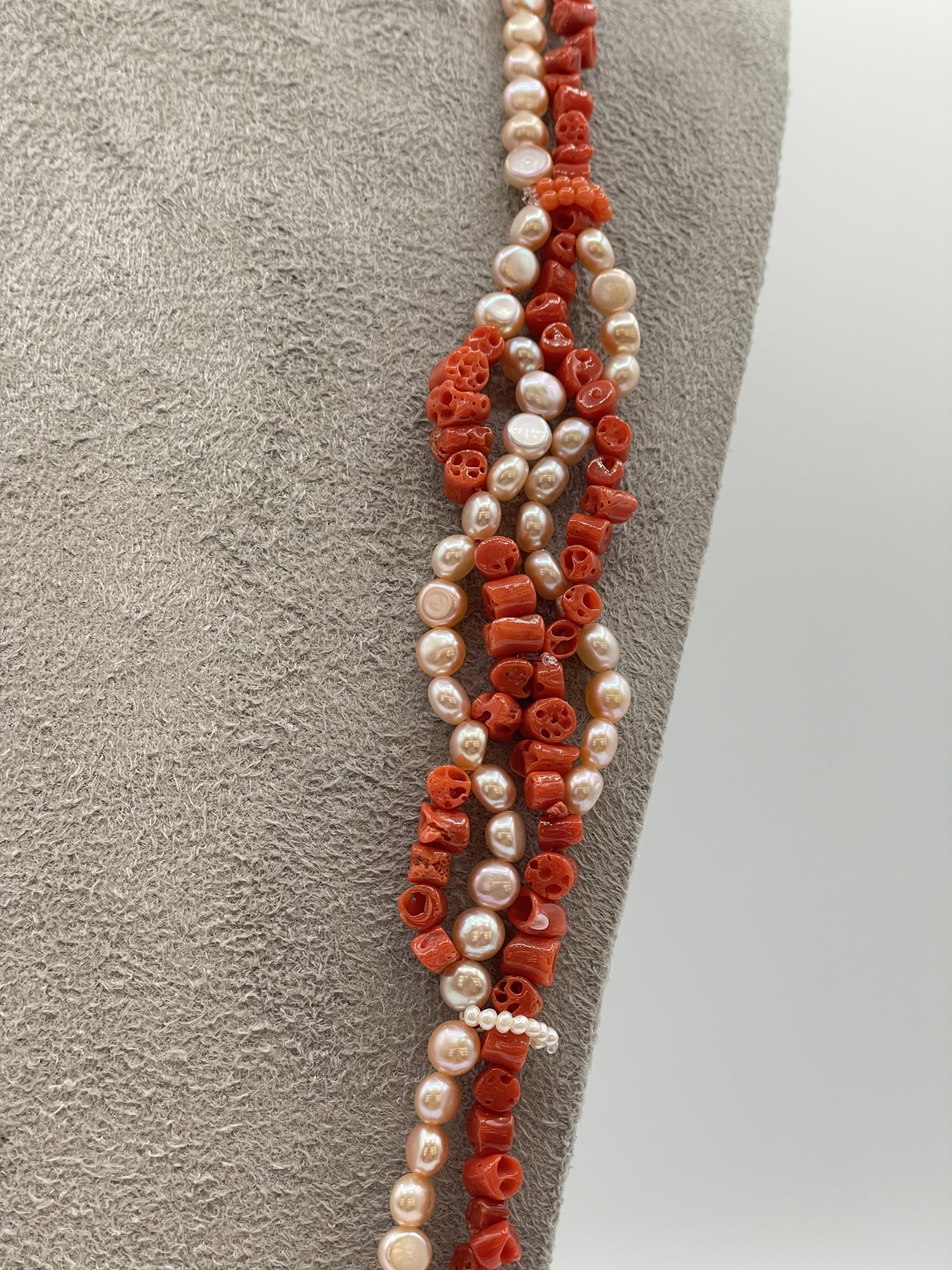 Collana Corallo Sciacca e Perle Barocche a Due Fili Splendida collana in Corallo Sciacca e Perle barocche, un capolavoro di gioielli made in italy, perfetto per un'occasione speciale. (Vista 2)