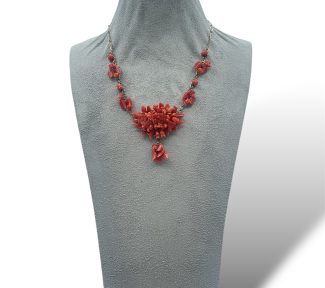 Splendida collana in corallo Sciacca con montatura in oro, un capolavoro di alta gioielleria made in Italy, perfetto per un regalo prezioso.