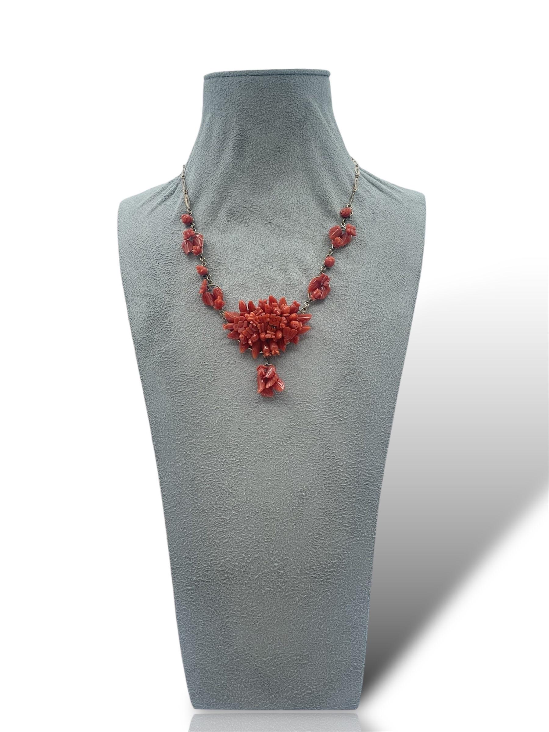 Splendida collana in corallo Sciacca con montatura in oro, un capolavoro di alta gioielleria made in Italy, perfetto per un regalo prezioso.