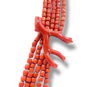 Splendida collana da donna in Corallo Sciacca con ramo, un gioiello made in italy di Patricia Oro Creations, perfetto per un regalo prezioso. (Vista 2)