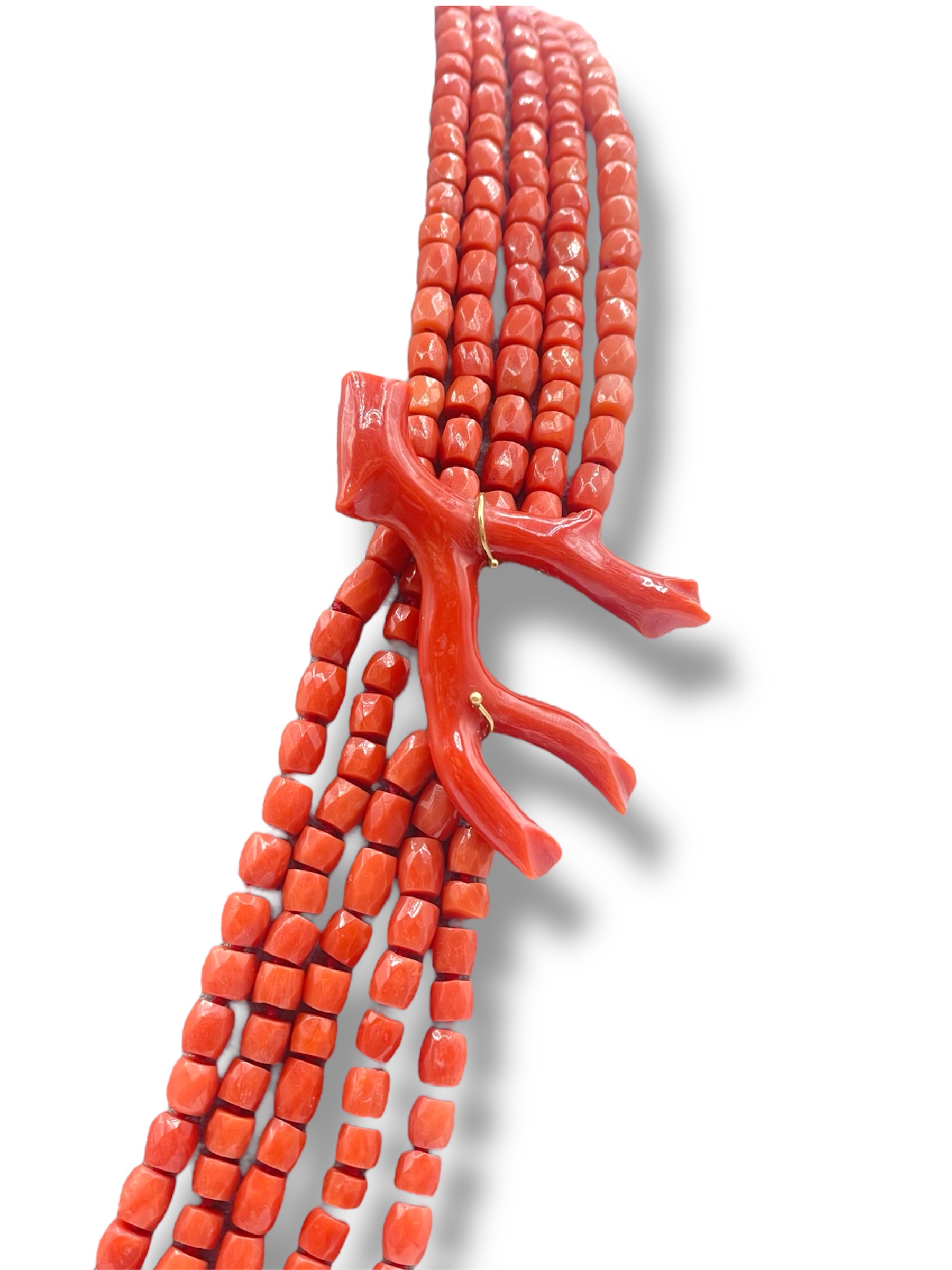 Splendida collana da donna in Corallo Sciacca con ramo, un gioiello made in italy di Patricia Oro Creations, perfetto per un regalo prezioso. (Vista 2)