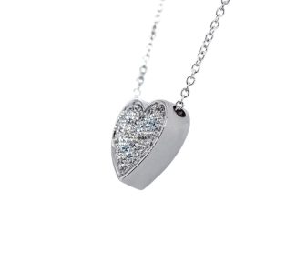 Splendida Collana Cuore in Oro Bianco 750 con Diamanti, un gioiello di alta gioielleria ideale come idea regalo preziosa. Scopri la bellezza dei gioielli diamanti. (Vista 2)