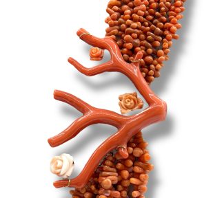 Splendida collana da donna con corallo naturale e ramo, un gioiello unico, realizzato con maestria artigianale. Scopri la bellezza dei gioielli made in italy. (Vista 2)