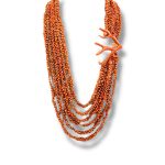 Splendida collana da donna con corallo naturale e ramo, un gioiello unico, realizzato con maestria artigianale. Scopri la bellezza dei gioielli made in italy.