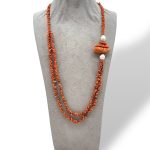 Splendida collana da donna con corallo e perle, un gioiello made in italy di Patricia Oro Creations, perfetto per un'idea regalo preziosa.