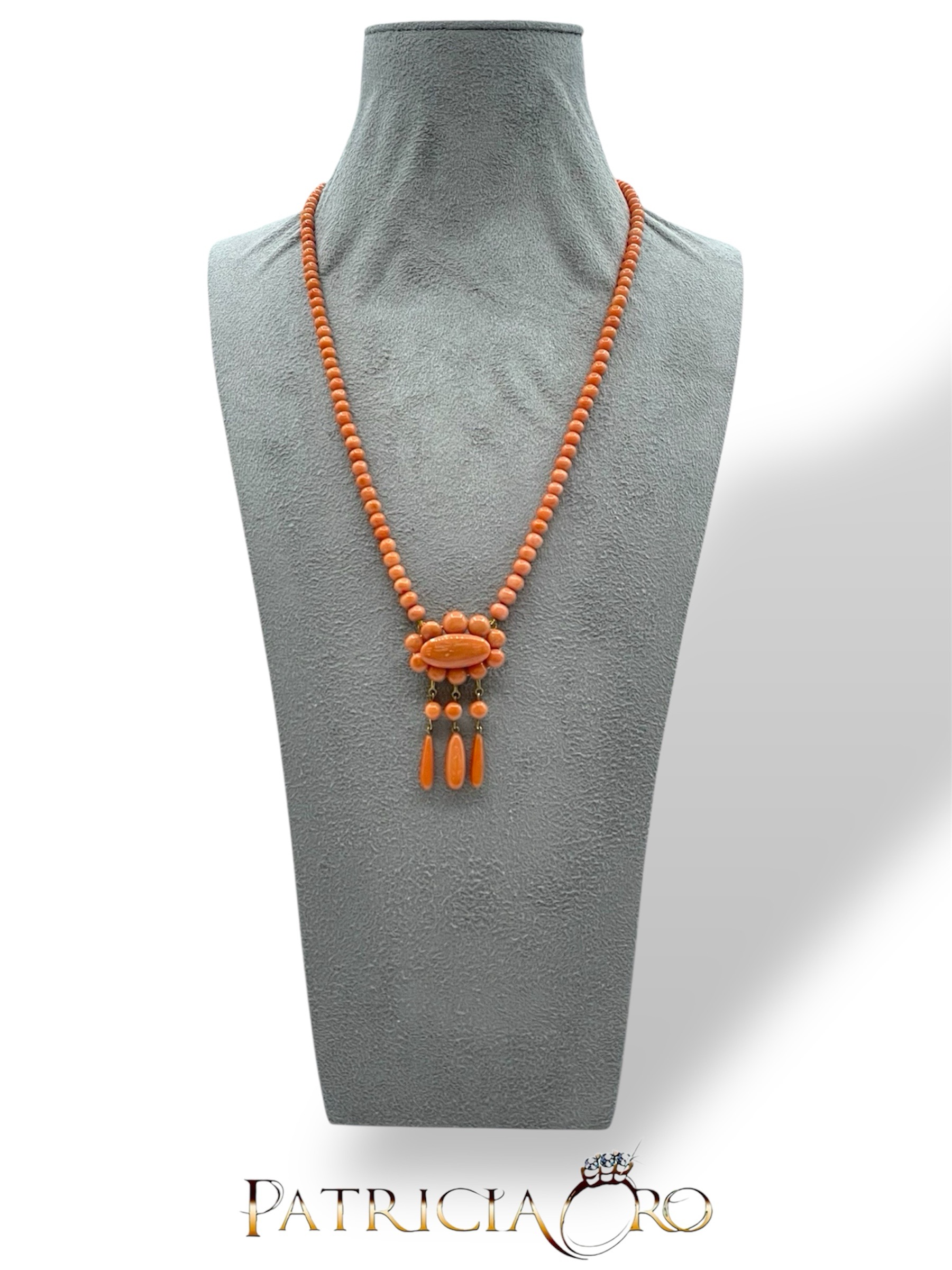 Splendida collana da donna in corallo Sciacca con bottoni e goccia, un gioiello made in italy di Patricia Oro Creations, perfetto per un'idea regalo preziosa. (Vista 2)