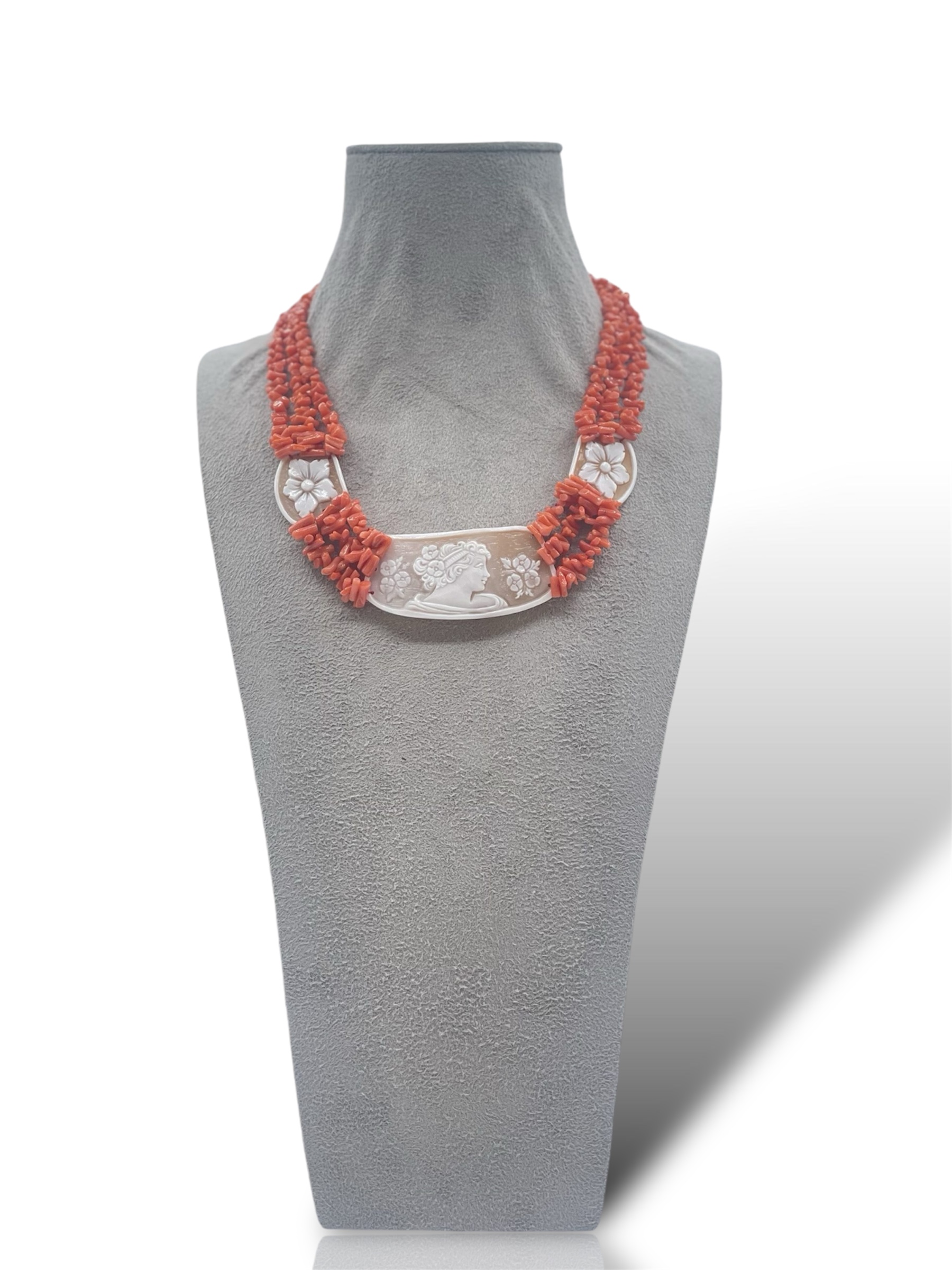 Splendida collana da donna Corallo Sciacca con cammeo, un gioiello made in italy di Patricia Oro Creations, perfetto per un'idea regalo preziosa.