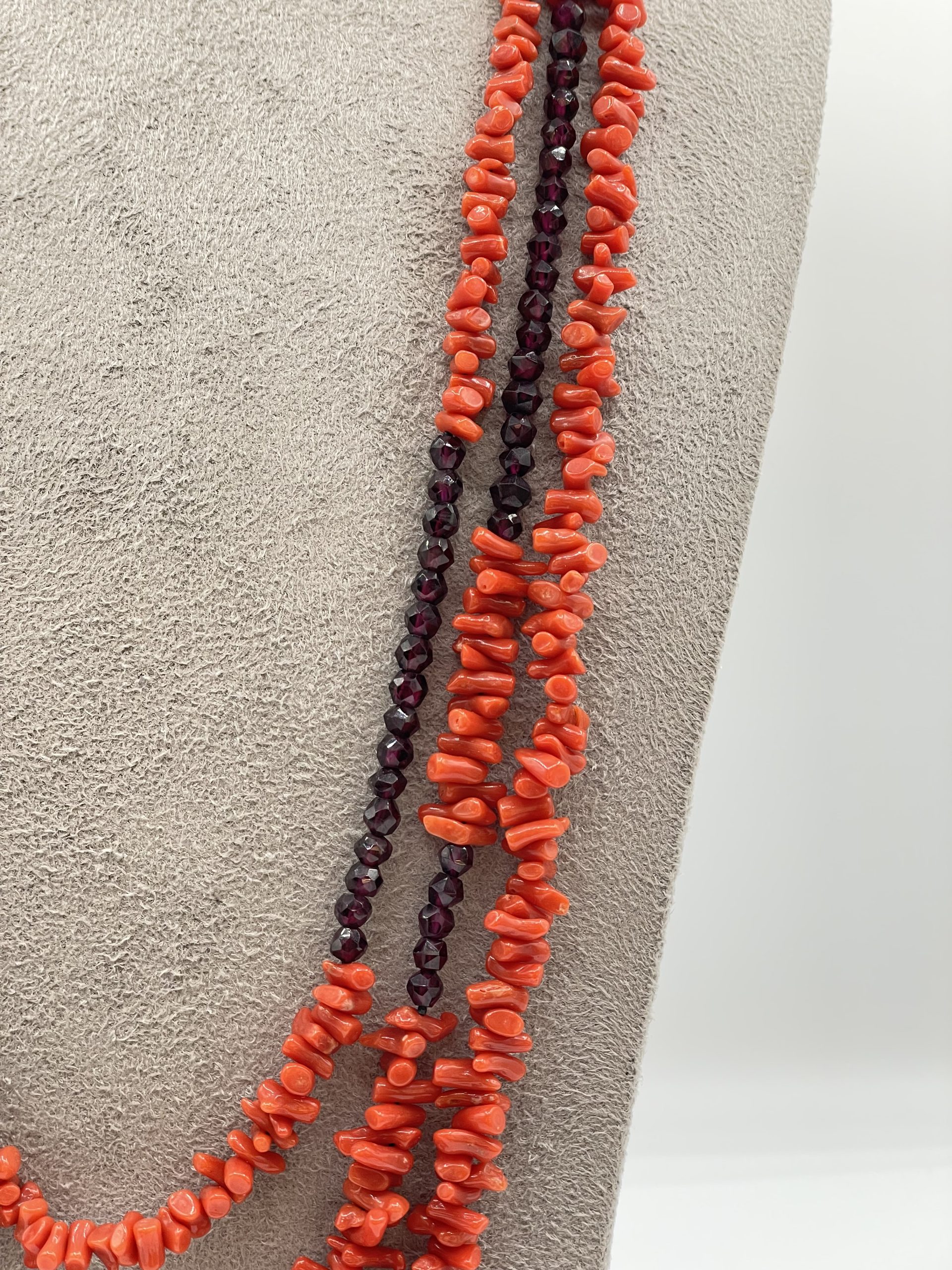 Splendida collana da donna in Corallo Sciacca, un gioiello made in Italy di Patricia Oro Creations, perfetto per un'idea regalo preziosa. (Vista 2)