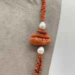 Splendida collana da donna con corallo e perle, un gioiello made in italy di Patricia Oro Creations, perfetto per un'idea regalo preziosa. (Vista 2)