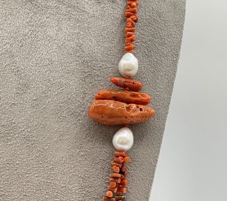 Splendida collana da donna con corallo e perle, un gioiello made in italy di Patricia Oro Creations, perfetto per un'idea regalo preziosa. (Vista 2)