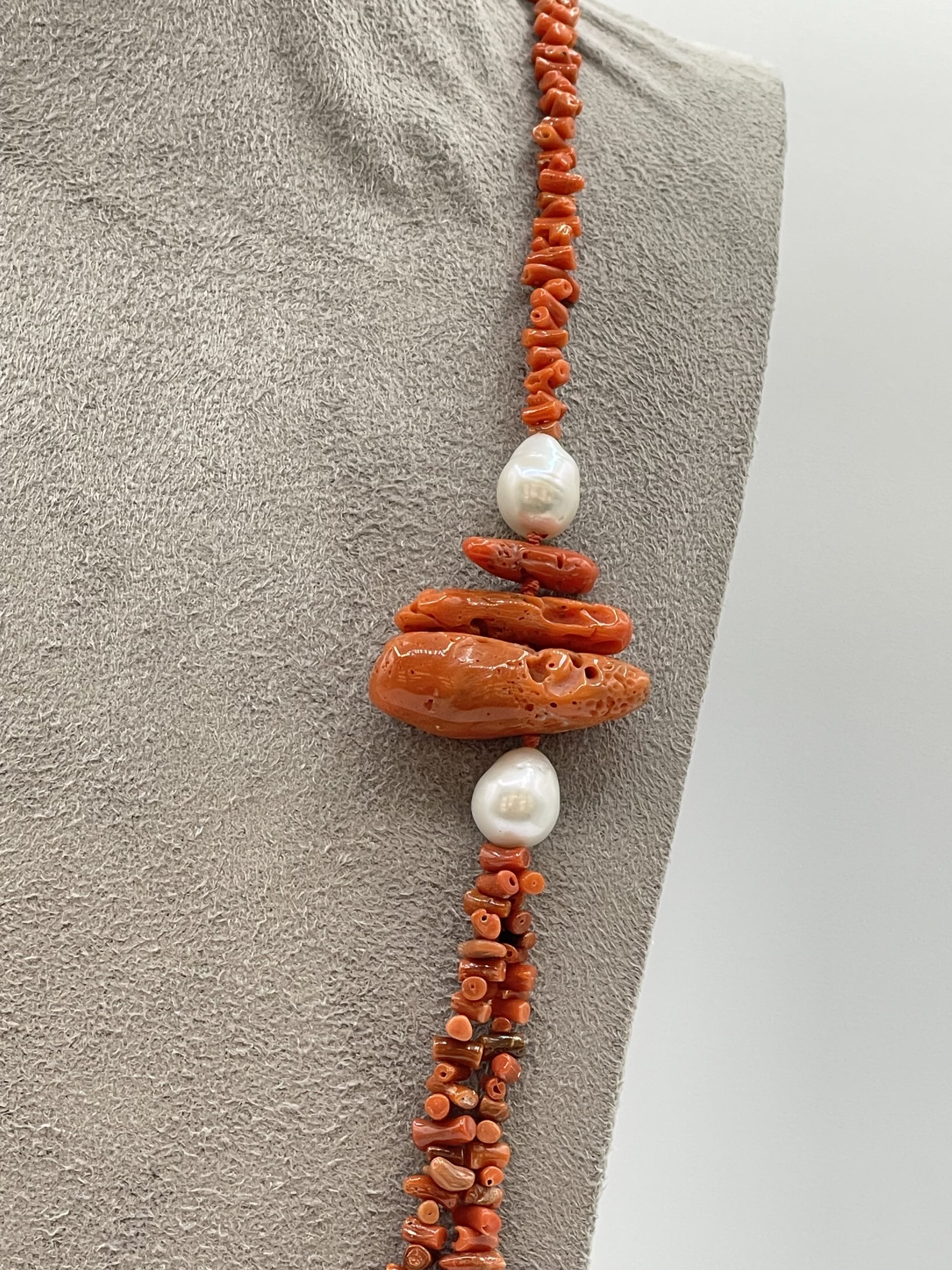 Collana Donna Corallo Sciacca e Perle Barocche Splendida collana da donna con corallo e perle, un gioiello made in italy di Patricia Oro Creations, perfetto per un'idea regalo preziosa. (Vista 2)
