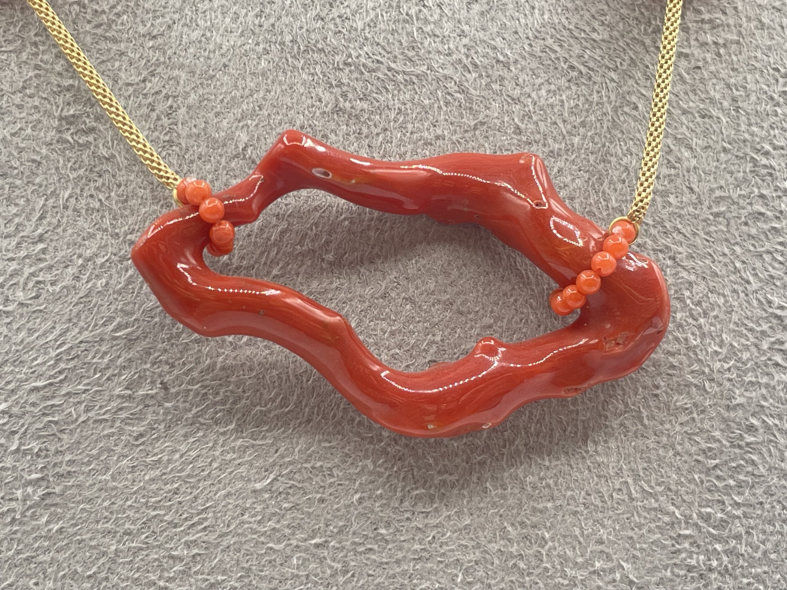 Collana Girocollo in Corallo Sciacca con Creole Oro Giallo 750 Splendida Collana in Corallo Sciacca con Creole, un gioiello made in italy di Patricia Oro Creations, perfetto per un'idea regalo preziosa. (Vista 3)