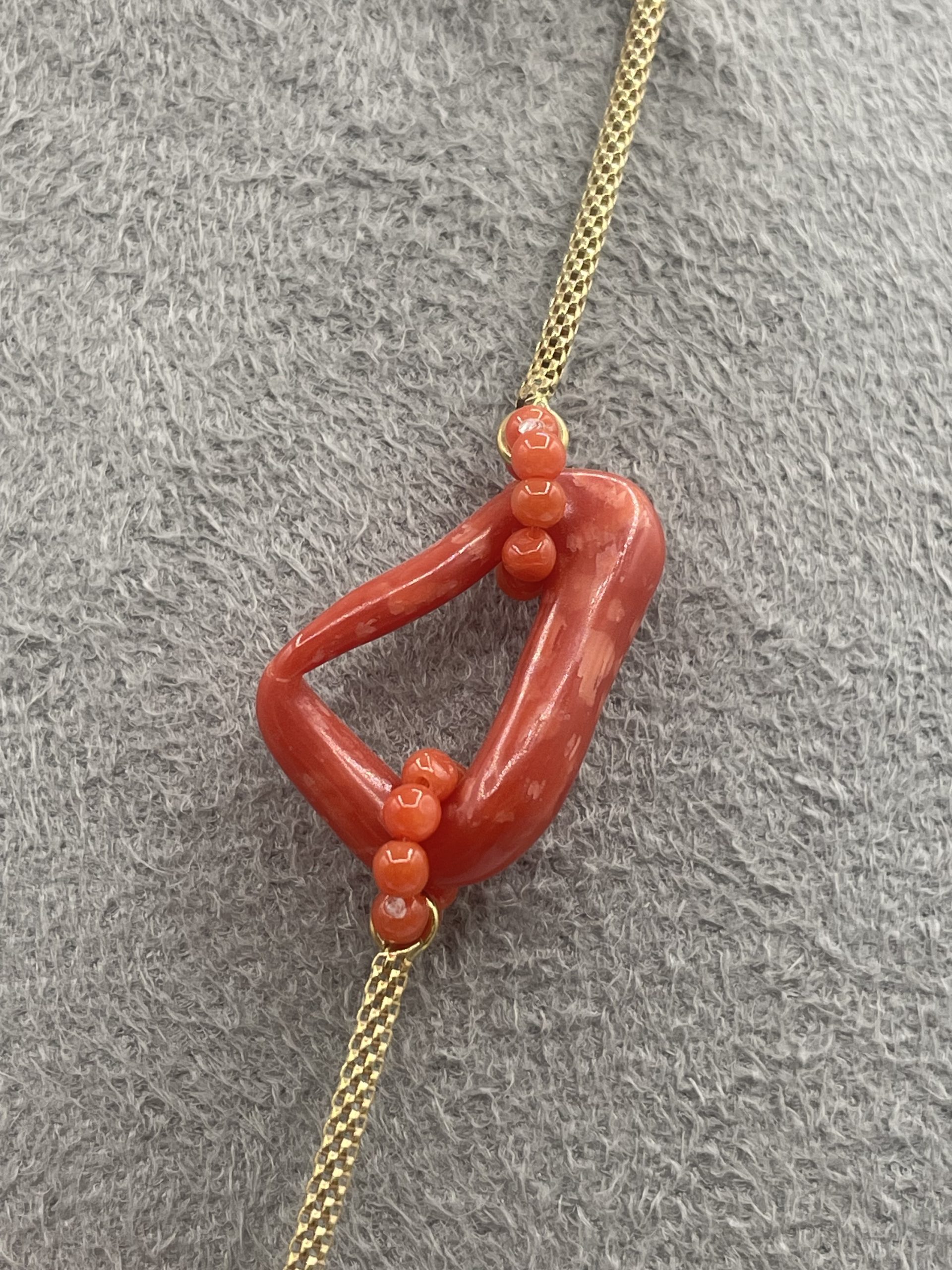 Collana Girocollo in Corallo Sciacca con Creole Oro Giallo 750 Splendida Collana in Corallo Sciacca con Creole, un gioiello made in italy di Patricia Oro Creations, perfetto per un'idea regalo preziosa. (Vista 4)