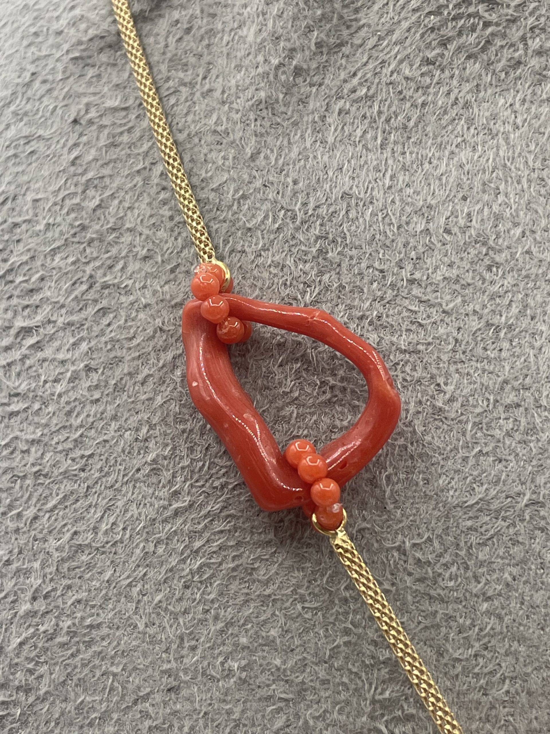 Collana Girocollo in Corallo Sciacca con Creole Oro Giallo 750 Splendida Collana in Corallo Sciacca con Creole, un gioiello made in italy di Patricia Oro Creations, perfetto per un'idea regalo preziosa. (Vista 2)