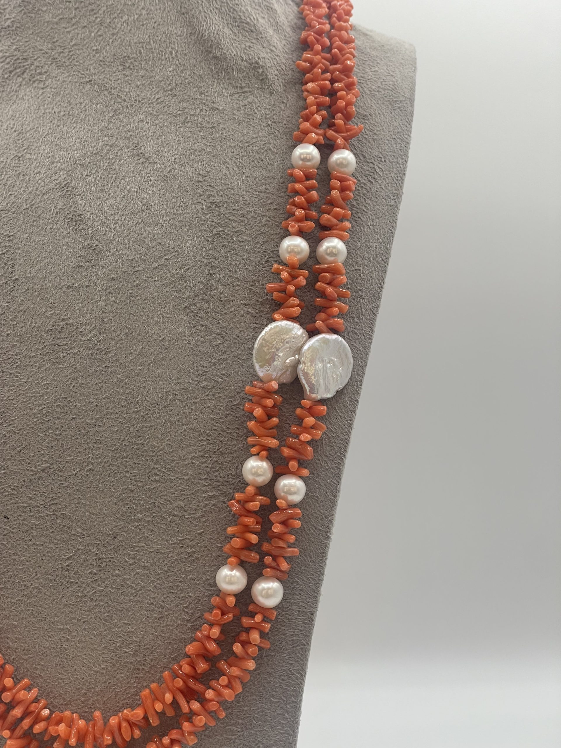Collana in Corallo del Mediterraneo con Perle Barocche Splendida collana in corallo con perle barocche, un capolavoro di gioielli made in italy, perfetto per un'occasione speciale. (Vista 2)
